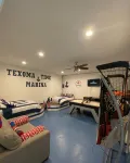 Roomy 4 bedroom 4 bathroom house on a 5 acre pond less than a mile from Texoma - balcony