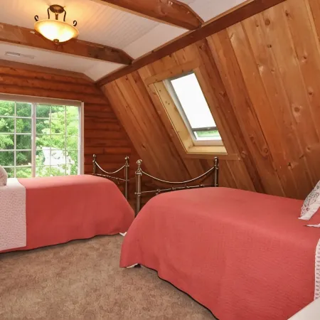 Beautiful Remodeled 5 Bedroom 3000 sq ft Cabin in the Iconic Vivian Park Area
