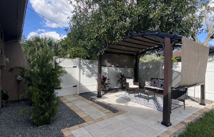 Cheerful 1 bedroom guest suite with pool and yard
