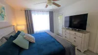 ★ SCENIC POOLSIDE❤ tastefully decorated and minutes away from Clearwater Beach - 4-Star