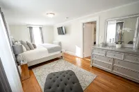 West Roxbury Retreat–Near Downtown Boston, Steps to Train & Bus,Member Only Deal - บังกะโล