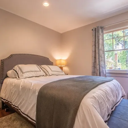 Walk DOWNTOWN! High-end remodel w porch/2 firepits