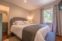 Walk DOWNTOWN! High-end remodel w porch/2 firepits - Bungalows