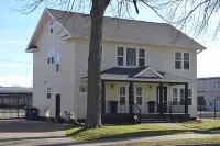 Experience the charm of Wausau, Wisconsin in this Historic Upper-Level Apartment - 3성급
