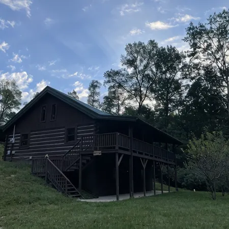 Quiet Cabin Nestled in Red River Gorge. Close to world class hiking and climbing