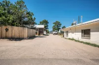 Steps from Mountain View Cafe! 2 bedroom attached  cabin w/fenced private yard! - Hytter