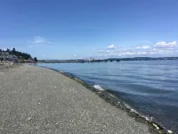 Beach house with views of Puget Sound, ferry, North Cascades, Mt Baker, Rainier. - 2-stjärniga