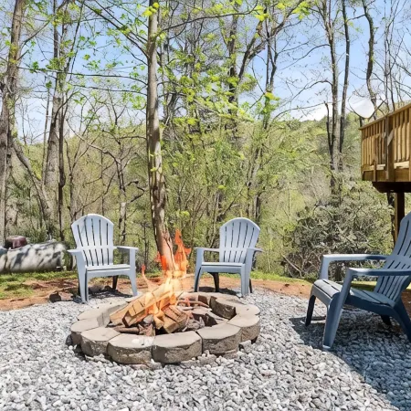 6BDRM Cabin only 10 mins to Alpine Helen/ Hot Tub/ Firepit/ Game Room/ Satellite