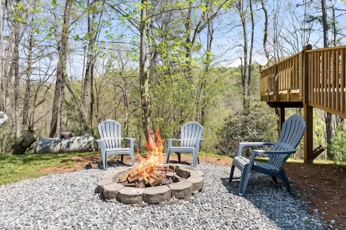6BDRM Cabin only 10 mins to Alpine Helen/ Hot Tub/ Firepit/ Game Room/ Satellite - 3-Star