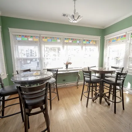 Chicago Bootlegger House Sleeps 11-22 with 3 parking spots