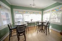 Chicago Bootlegger House Sleeps 11-22 with 3 parking spots - Bungalows