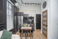 Sleek & Cozy 1st Flr Flat- Walk to Brown & Wayland - Apartments