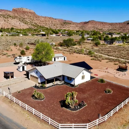 2 Bedroom Near Zion•Bryce•Wave: Hot Tub, Dining/Patio & Games - Red Rock Views!