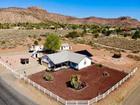 2 Bedroom Near Zion•Bryce•Wave: Hot Tub, Dining/Patio & Games - Red Rock Views! - Holiday bungalows