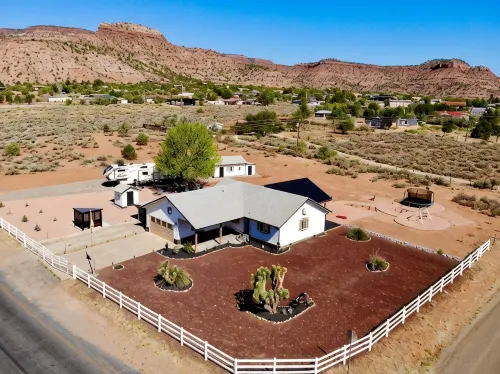 2 Bedroom Near Zion•Bryce•Wave: Hot Tub, Dining/Patio & Games - Red Rock Views! - 露台