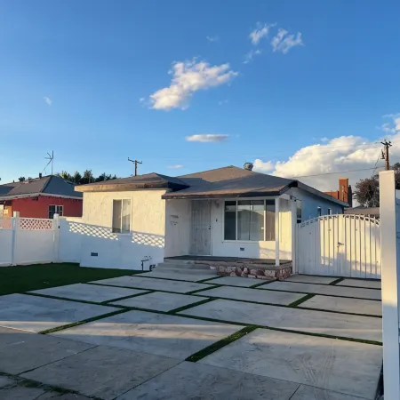 Cheerful 2 br/1 full bath home near SoFi/Beaches
