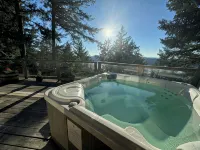 Paradise in Forest setting w/ Ocean views, hot tub, close to town & Hiking -  Privatzimmer