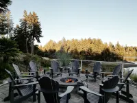 Grapeview- Luxury Waterfront Home w/ Hot Tub - Beach