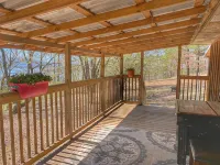 Cozy Cabin with an amazing deck and beautiful views of Lake Fort Smith! - Hytter