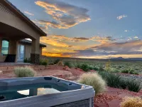 Luxury Near Lake Powell & Antelope Canyon: Hot Tub, Views & EV Charger - อ่างจากุชชี่