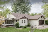 Home Calls the Heart- 10 minutes to Mayo.  Split-level home with fenced-in yard. - บังกะโล