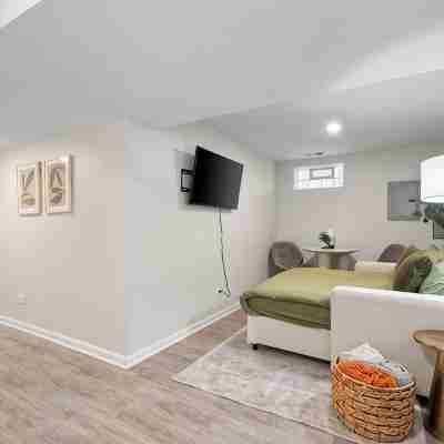 Modern Clean Private Entry Apartment • Free Street Parking • Washer & Dryer Rooms