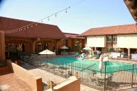 Ramada by Wyndham Fresno North - Kolam Renang