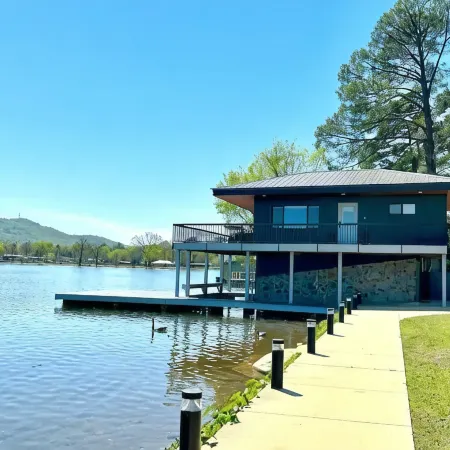 Cheerful 1-Bedroom 2-Bath Lake House Experience!!!