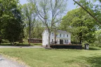 Secluded Valley Oasis with Swimming Pond, Spa, Firepit, 3Bd/2BA, Family Friendly - Homestays