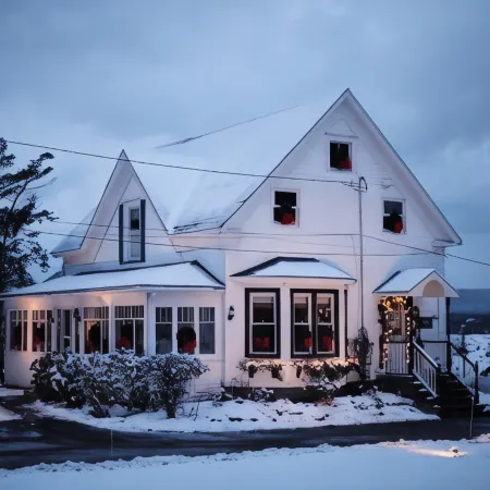 Carleton Inn & Cottages
