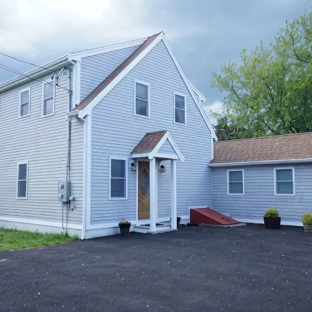 New, dog-friendly 5-bed home. Steps to Keyes Beach, Main Street, and Harbor!