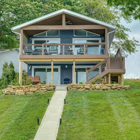 LAKEFRONT LUXURY HAVEN: LAKE HOME ON APPLE VALLEY LAKE IN OHIO w/ PRIVATE DOCK