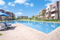 3 bedrooms, large pool, private garden - 2성급