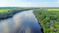 Charming Lake Wissota Cabin Retreat - 샬레 호텔