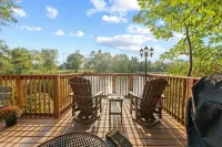 Big Mike's Cabin on the lake, next to ball diamonds nestled in 3 -cabin village - Wi-Fi