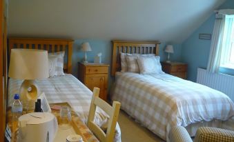 White Cottage Bed and Breakfast - Housity