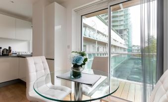 Skyvillion - Cozy Apartments in Enfield Town with Free Parking & Wifi