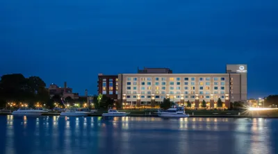 DoubleTree by Hilton Hotel Bay City-Riverfront