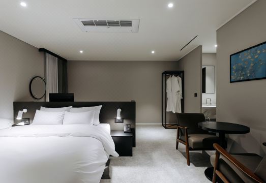 Queen Town Hotel - Housity