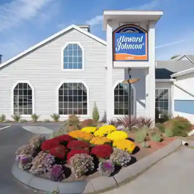 Howard Johnson by Wyndham Mystic Hotel Exterior