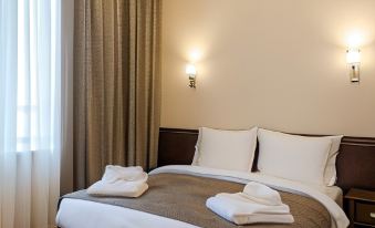 Royal Plus Hotel - Housity