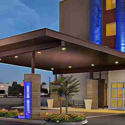 Holiday Inn Express Visalia - Sequoia Gateway Area Hotel Exterior