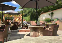 The Queen's Head Hotels in Broad Chalke