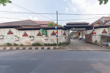 RedDoorz Plus at Wisma Kenanga Sukabumi Отели рядом с достопримечательностью «POLTEKES YAPKESBI»