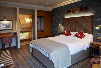 The Boathouse Inn & Riverside Rooms - parking