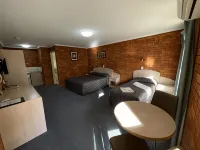 Yambil Inn Hotels in Griffith