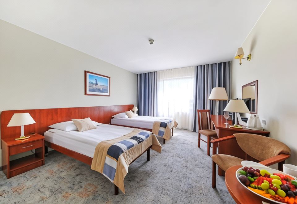 바르샤바 호텔 그로마다의 웅장한 로비 모습