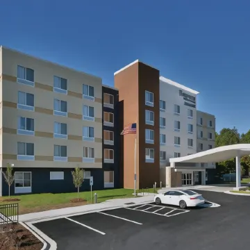 Fairfield Inn & Suites Raleigh Capital Blvd./I-540 Отели рядом с достопримечательностью «Торговый центр Triangle Town Center»