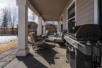 Modern Lake Lucille Lakefront, Whole 5 bedroom house, Private dock & games Hotel a Wasilla