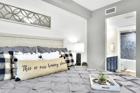 Enjoy This Elegant Coastal Condo:, King-Suite,Full kitchen,Pool, Hot Tub,Balcony